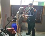 钥匙掉水沟进不了门  桃园员警协助解困
