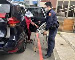 老婦跌坐路旁無法起身  員警查詢身分協助返家