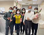 慰劳女性同仁  嘉市府消防局献上鲜花甜点