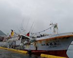 海巡2舰接力航行 戒护失联渔船返抵苏澳