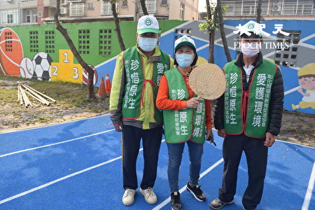 彰化县环境教育志工展示自己编织的蒲扇。