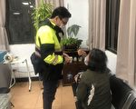 婦人赤腳苦等下班兒困門外  中壢員警及時救援