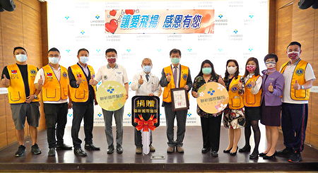 狮子会捐车狮友与联新国际医院长黄忠智(左五)、执行长谢彰文(右5)合影。