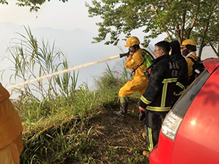 林管處森林護管員及嘉義縣政府消防局19日清晨撒水灌救。