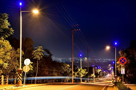 傍晚，大肚著名的蓝色公路，可于蜿蜒公路远眺大肚美景。