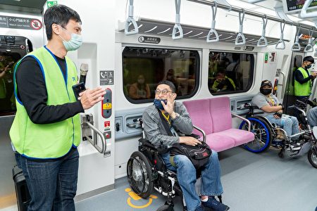 臺鐵局19日在南港車站舉行EMU900型空調通勤電聯車試乘體驗活動，預計4月1日首航，並於清明假期正式投入營運。