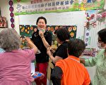 罗智容助老人用彩笔写生命故事