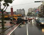 钢板未捆扎牢靠掉路上  桃园员警疏导并开罚