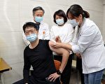 黄敏惠前往嘉基关心医护AZ疫苗接种