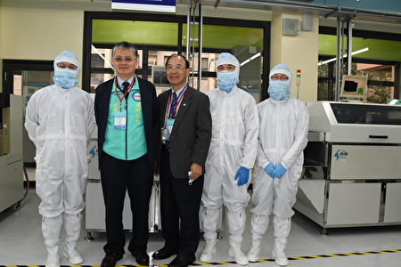明新科大校长刘国伟（左2）与来宾一起参观“半导体封装测试工程师能力鉴定”试场。