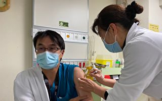 秀傳醫院首批醫護人員 完成AZ疫苗接種