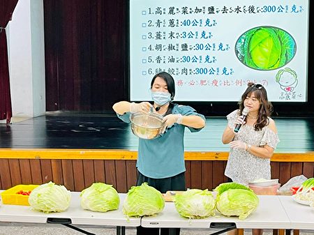 热爱美食料理的黄秋燕师，指导学生DIY制作高丽菜水饺。