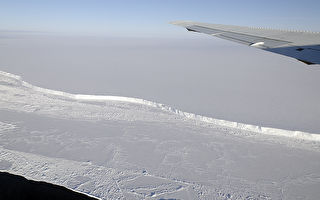 面积比纽约还大 一座巨型冰山崩离南极冰架