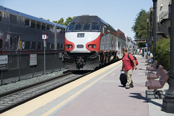 湾区轮渡和加州火车 降低票价以吸引乘客