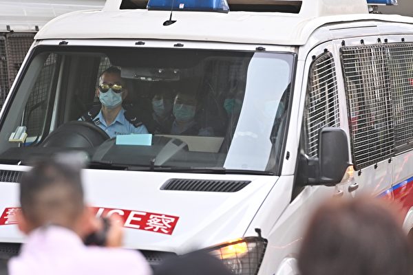 3月1日早上，47位泛民主派人士被警方分批用警車或囚車送到法院。（宋碧龍/大紀元）