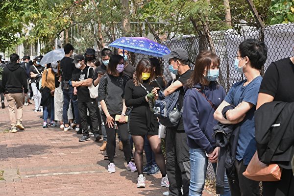 3月1日上午，香港47名泛民主派人士在西九龍裁判法院提堂。截止上午11時，前來排隊聲援的人龍已快將法院圍繞一圈了。（宋碧龍/大紀元）