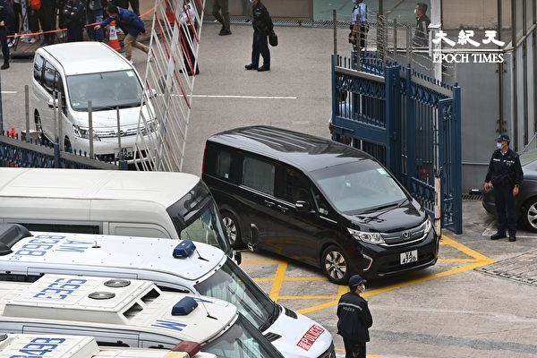 12港人其中有8人今日（3月22日）分批由深圳返回香港。图为第二批驶入警署的、载有相关人士的车辆。（宋碧龙/大纪元）