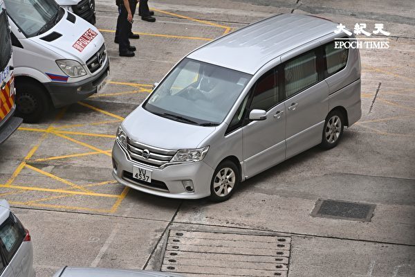 12港人其中有8人今日（3月22日）分批由深圳返回香港。图为第二批驶入警署的、载有相关人士的车辆。（宋碧龙/大纪元）