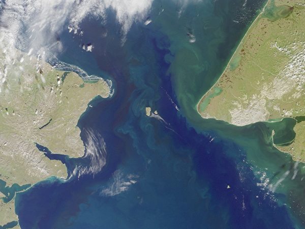 俄羅斯的大代奧米德島和美國的小代奧米德島位於白令海峽,兩者相隔只有幾公里,但時差多達21個小時。此為白令海峽和這兩個小島的衛星圖片。(NASA)