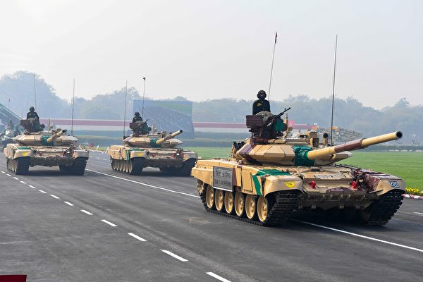 1月15日，在印度新德里举行的第73个陆军日庆祝仪式上，T-90坦克驶过。（Prakash Singh/AFP via Getty Images)