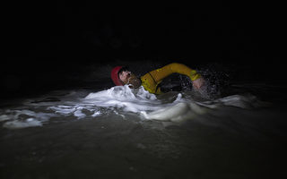 組圖：為慈善活動 北愛爾蘭男子夜泳100公里
