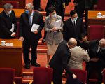 董建华中共人大会议跌倒 须由多人扶起