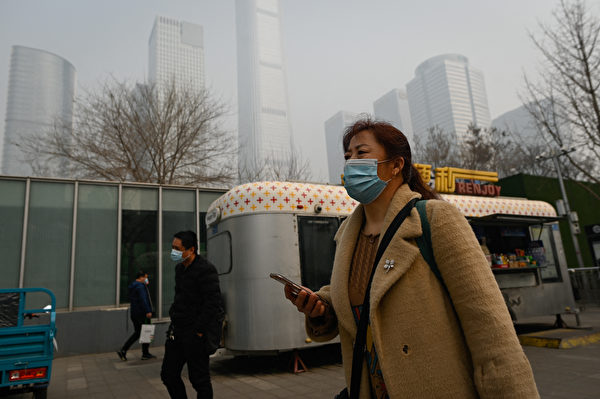 中共全國政協會議結束的今日（3月10日），北京又是重度陰霾天。圖為2021年3月10日北京街頭。（ WANG ZHAO/AFP via Getty Images）