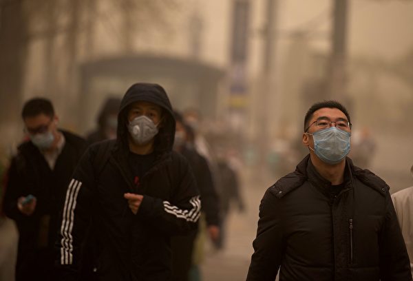 今天（3月15日），北京市被漫天黃沙籠罩，空氣污染已達嚴重污染水平。圖為3月15日北京市街頭。（NOEL CELIS/AFP via Getty Images）
