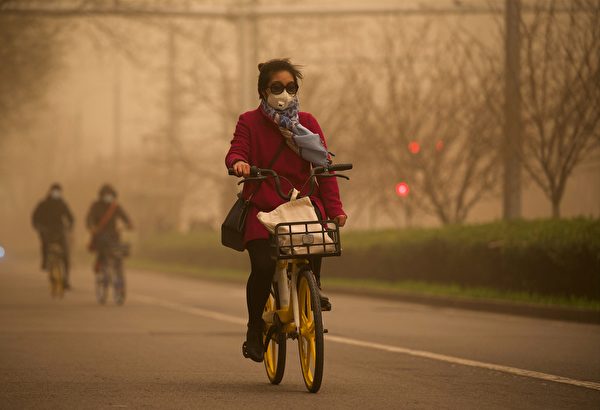 今天（3月15日），北京市被漫天黃沙籠罩，空氣污染已達嚴重污染水平。圖為3月15日北京市街頭。（NOEL CELIS/AFP via Getty Images）