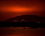 冰岛休眠火山喷发 染红一片天