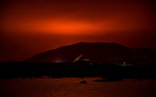 冰岛休眠火山喷发 染红一片天