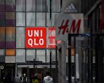 瑞典时装品牌H&M拒新疆棉事件持续发酵，还波及耐克、阿迪达斯等品牌。图为2021年3月25日北京H&M及优衣库商场画面。（ GREG BAKER/AFP via Getty Images）
