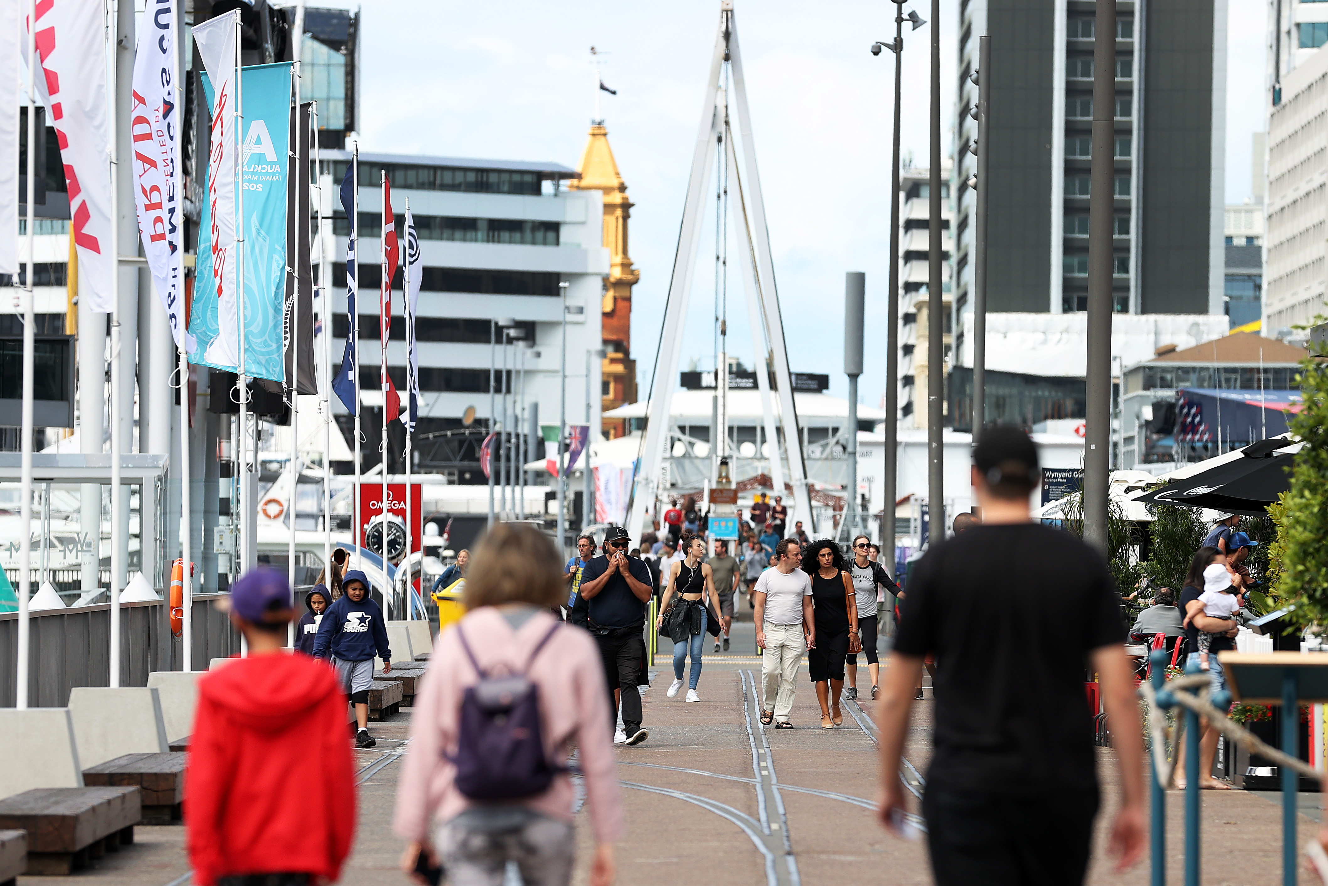 2021年3月7日的奥克兰温尼亚德码头（Wynyard Wharf）。奥克兰人在警报级别降至2级后出来享受阳光。(Fiona Goodall/Getty Images)