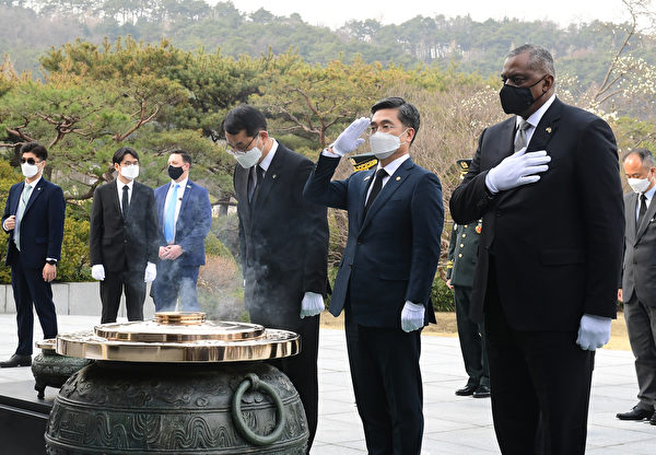 3月18日，美国国防部长奥斯汀（右）和韩国国防部长徐旭（右二）在韩国首尔的国家公墓向朝鲜战争的受害者致敬。（Kim Min-Hee - Pool/Getty Images）