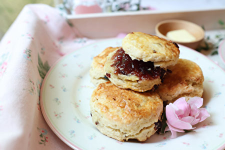英式风情下午茶必备茶点司康饼作法 凝脂奶油 点心 酥松司康 大纪元 英式风情下午茶必备茶点司康饼作法 凝脂奶油 点心 酥松司康 大纪元