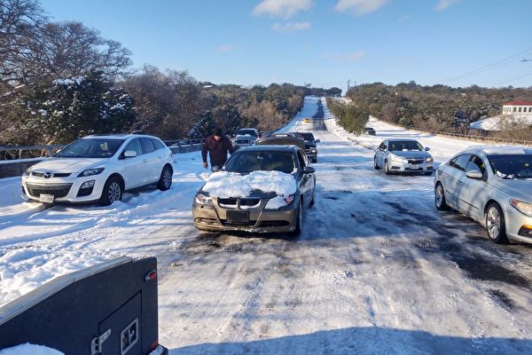 暴雪袭击 德州热心男救助500名受困司机