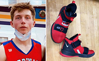 美國高中籃球運動員把自己的鞋子送給對手