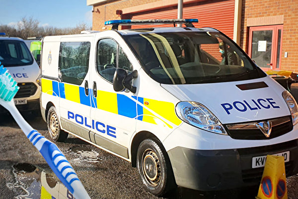 英少年向警车掷泥浆 警察让其用牙刷“清洁”