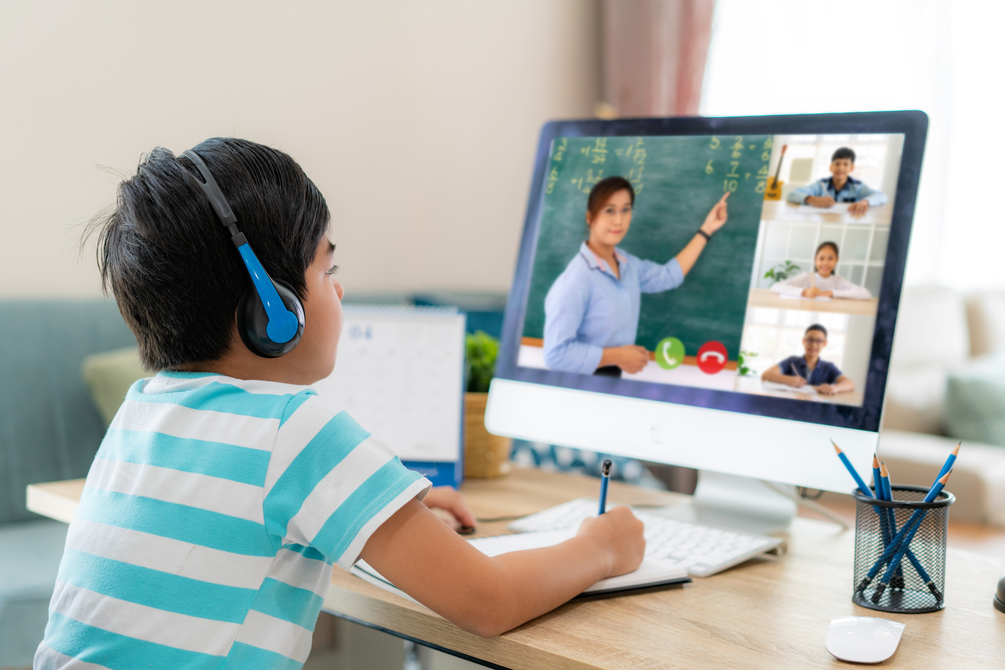 如果你有學識專長,可以擔任家教,輔導孩子課業。(ShutterStock)