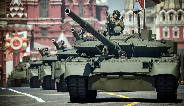 2020年6月24日，俄羅斯的T-72B3坦克在閱兵式中穿過紅場。（Alexander Nemenov/AFP via Getty Images）