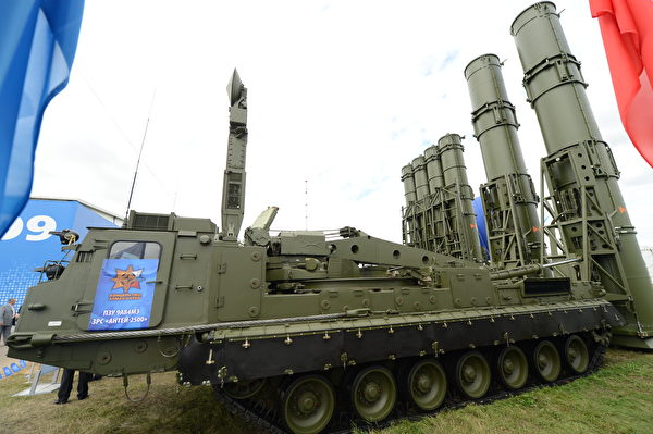 2013年8月27日，俄羅斯在莫斯科郊外展示S-300防空導彈系統。（Kirill Kudryavtsev/AFP via Getty Images）