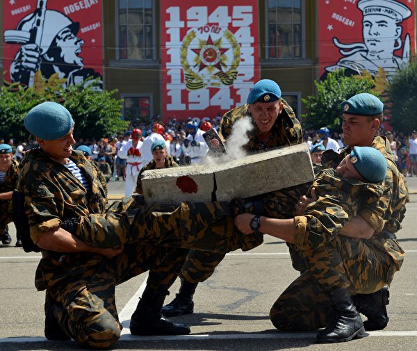 2015年8月2日，俄羅斯空降兵在傘兵日慶祝活動中做類似「胸口碎大石」的表演。（Danil Semyonov/AFP via Getty Images）
