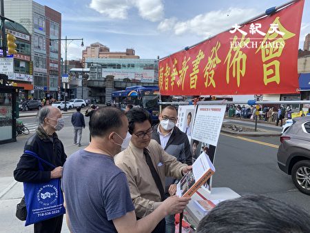 路过的民众看到新书发布会，纷纷上前了解颜智华的著作。