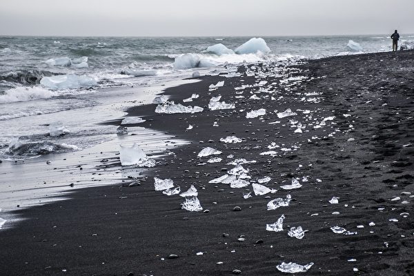黑沙上的明亮冰块 铺就冰岛的钻石海滩