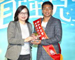 乐观怀抱篮球梦  孝子扛起照顾责