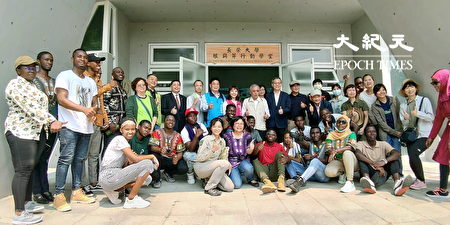 长荣大学国际学生参与“根与芽行动学堂”开幕仪式后，与来宾合影。