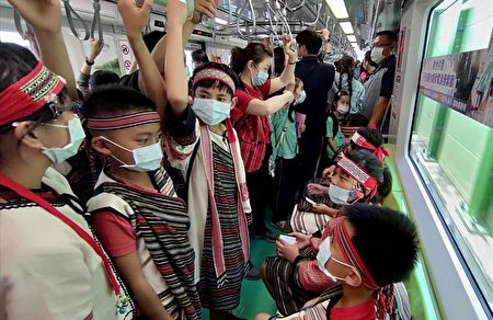 博屋瑪學生們特地穿上泰雅族傳統服飾，一起體驗台中首支捷運的舒適便捷。