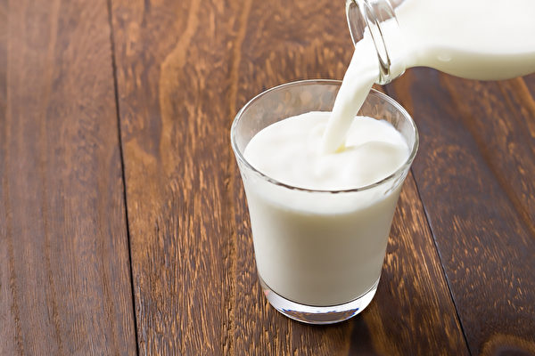牛奶及水果吃得太多，可能引起巧克力囊肿。(shutterstock)