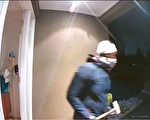歹徒凌晨暴力入室抢劫 大锤砸门手持枪斧吓坏房主