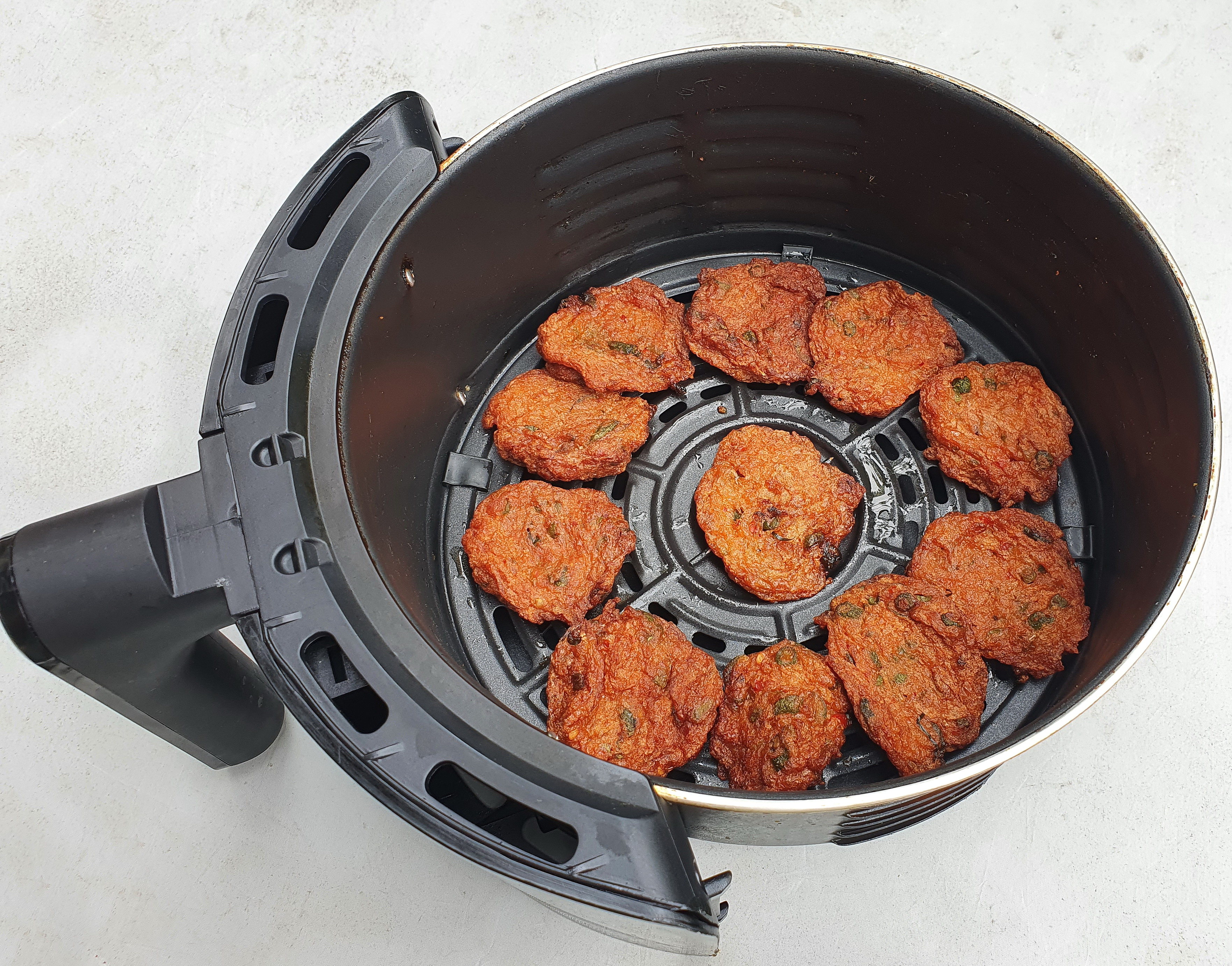 不要將食材擠滿氣炸鍋,最好平均排列,均衡受熱。(圖/shutterstock)